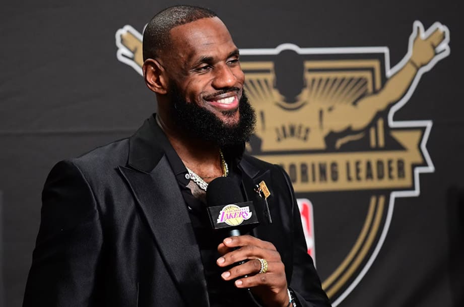 「詹皇」James躍居NBA歷史得分王 賽后訪問最愛的陶瓷表相伴-復刻表